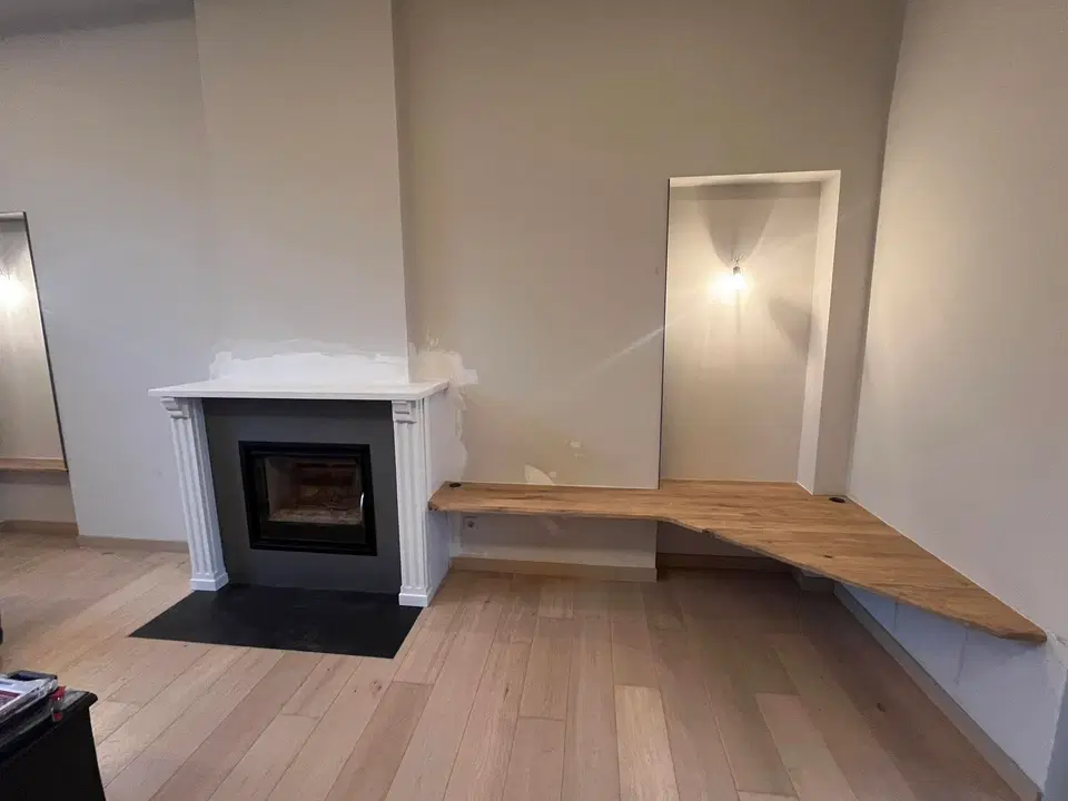 Cheminée décorative et tablettes en chêne massif