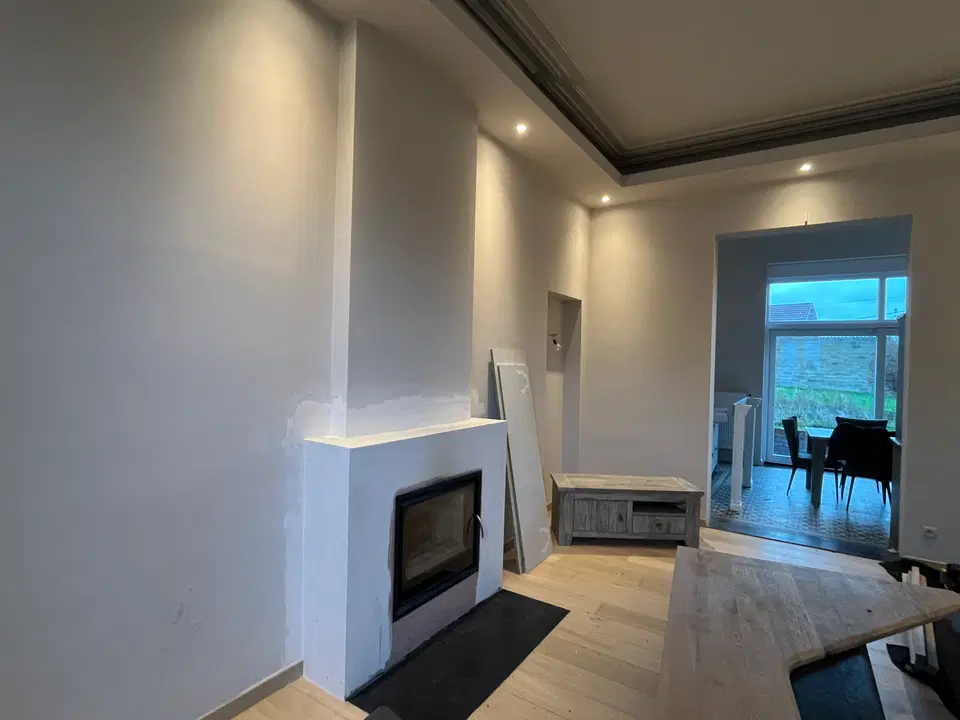 Cheminée décorative et tablettes en chêne massif — au début du chantier