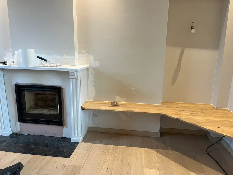 Cheminée décorative et tablettes en chêne massif — pendant les travaux
