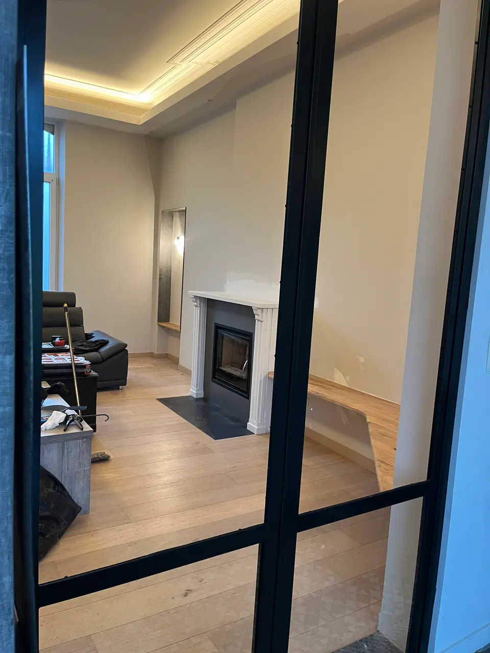 Cheminée décorative et tablettes en chêne massif — pendant les travaux