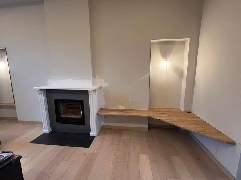 Cheminée décorative et tablettes en chêne massif
