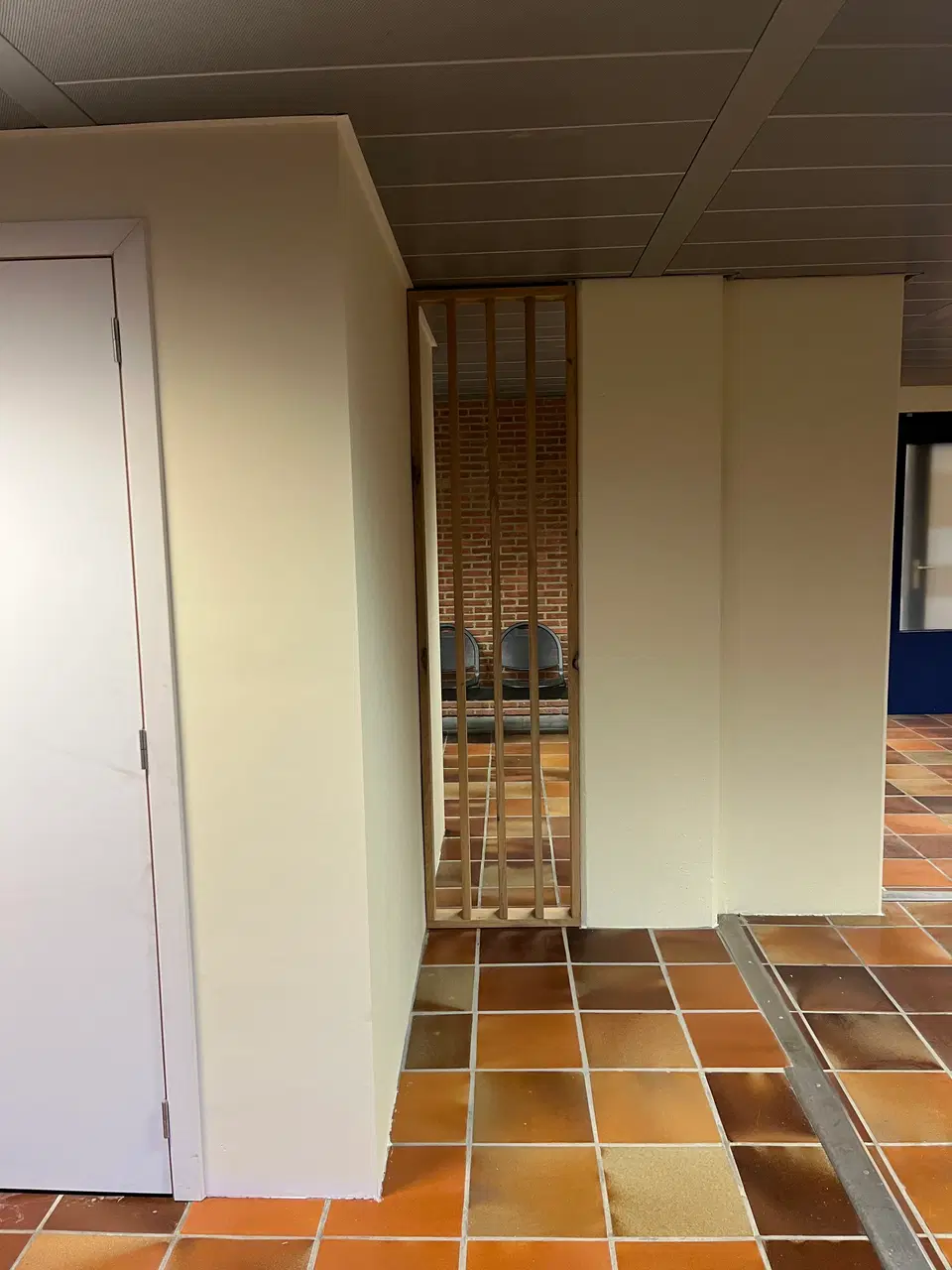 Claustra en chêne massif pour un établissement public — au début du chantier