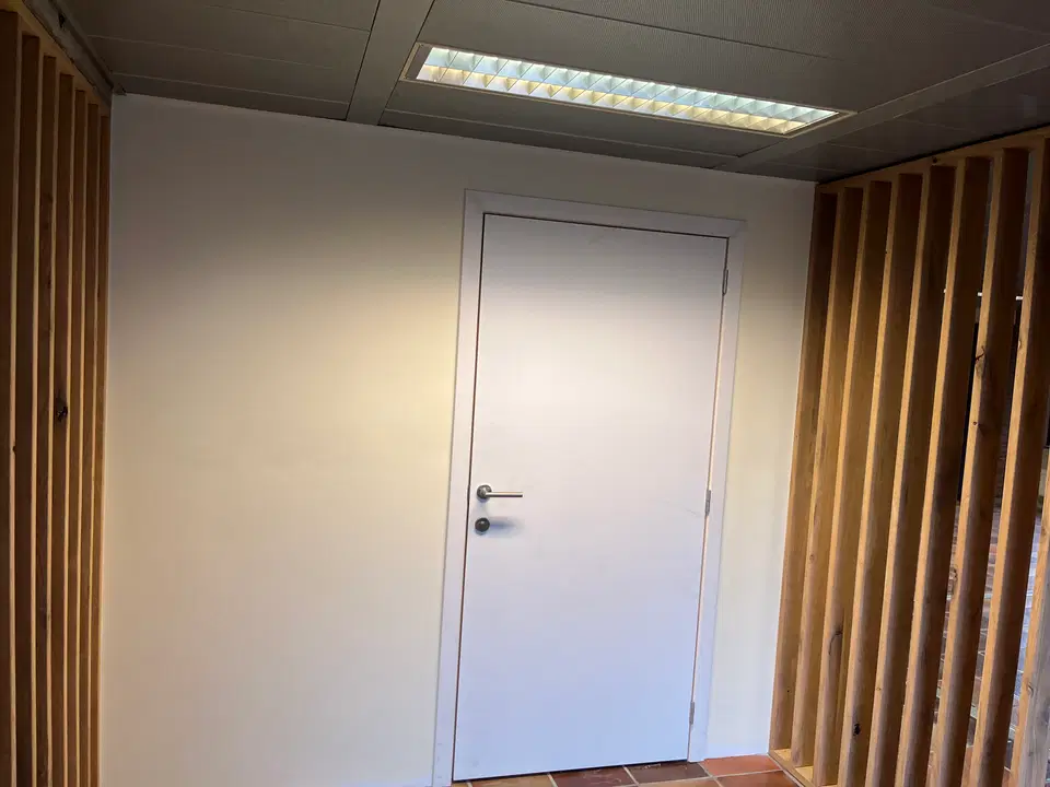 Claustra en chêne massif pour un établissement public — pendant les travaux