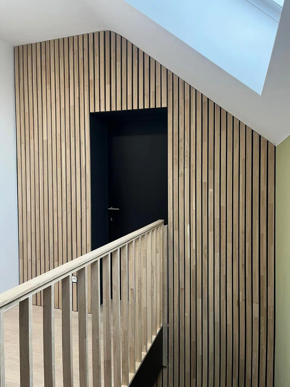 Claustra en éventail autour d’un escalier — au début du chantier