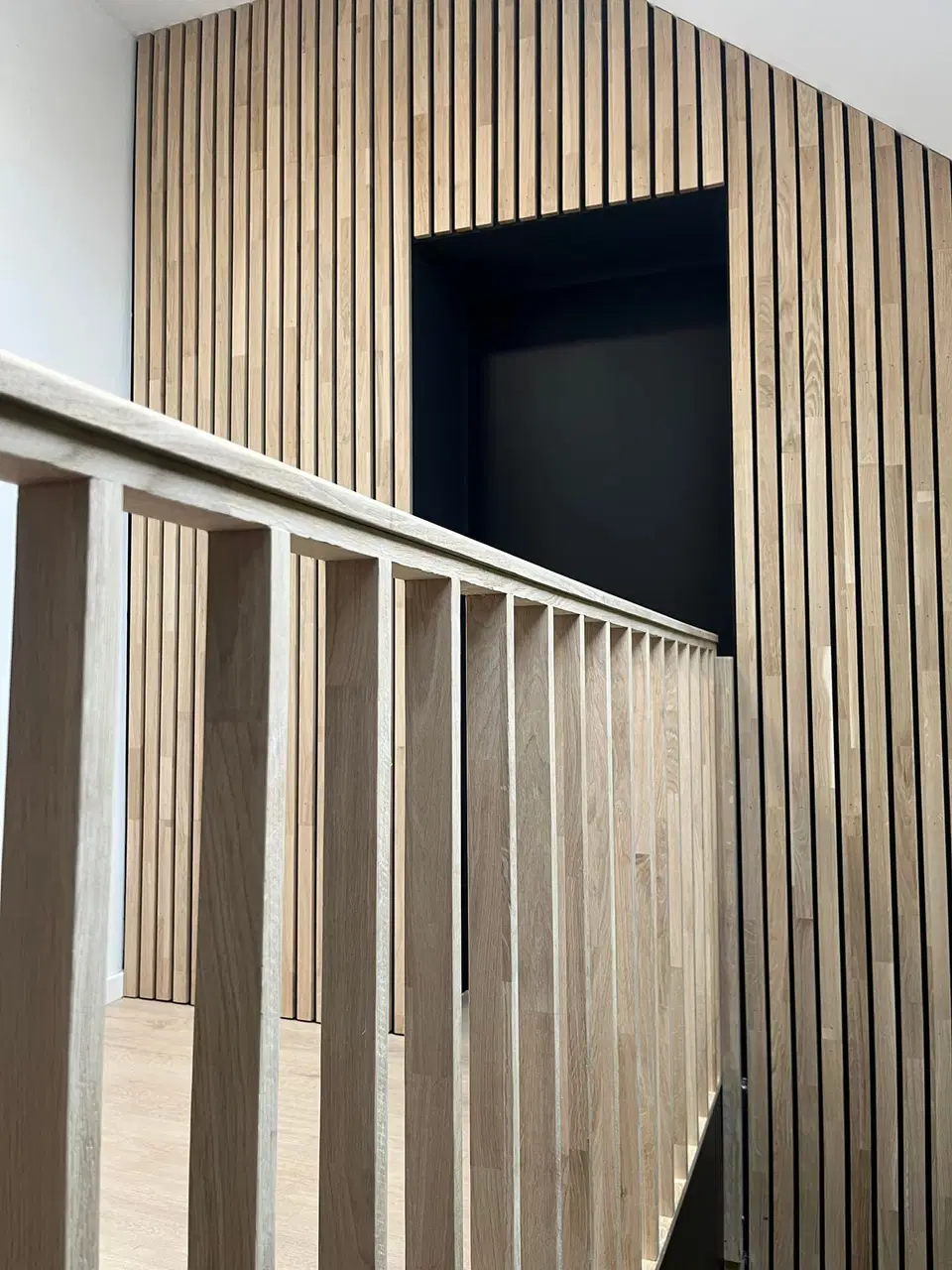 Claustra en éventail autour d’un escalier — au début du chantier
