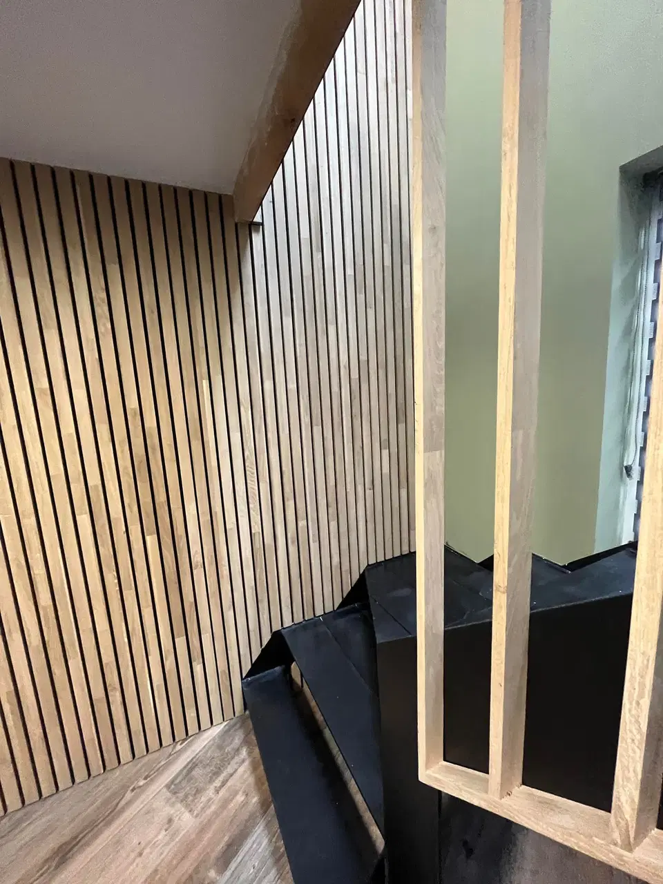 Claustra en éventail autour d’un escalier — pendant les travaux