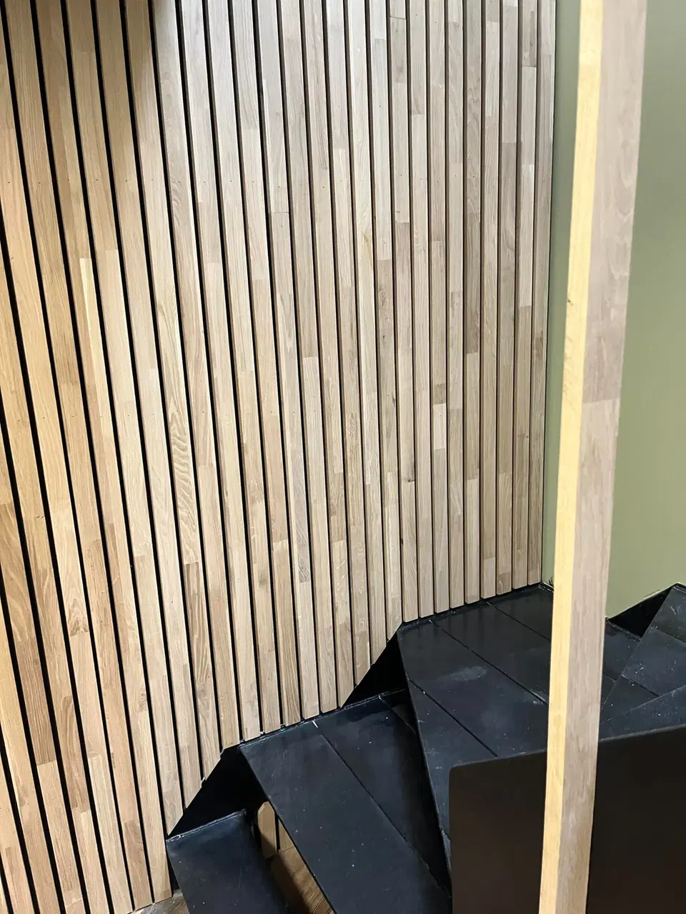 Claustra en éventail autour d’un escalier — pendant les travaux