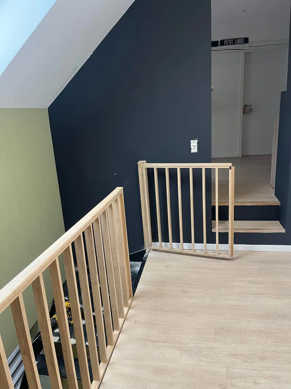 Claustra en éventail autour d’un escalier — pendant les travaux