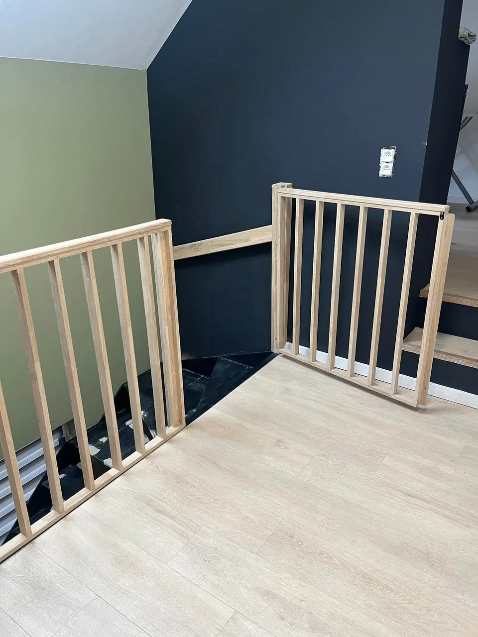 Claustra en éventail autour d’un escalier — vers la fin du chantier