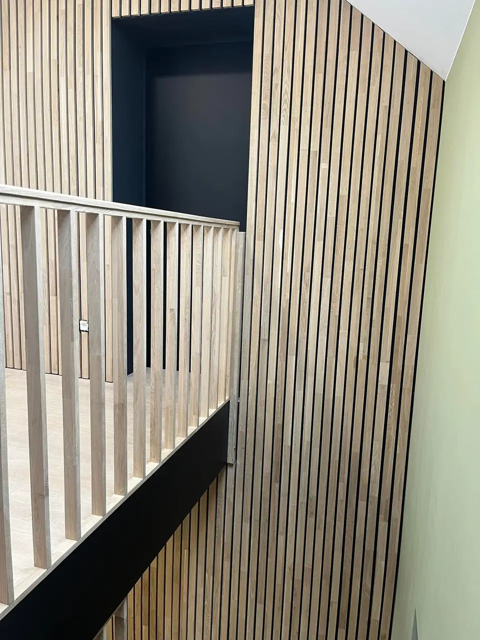 Claustra en éventail autour d’un escalier — vers la fin du chantier