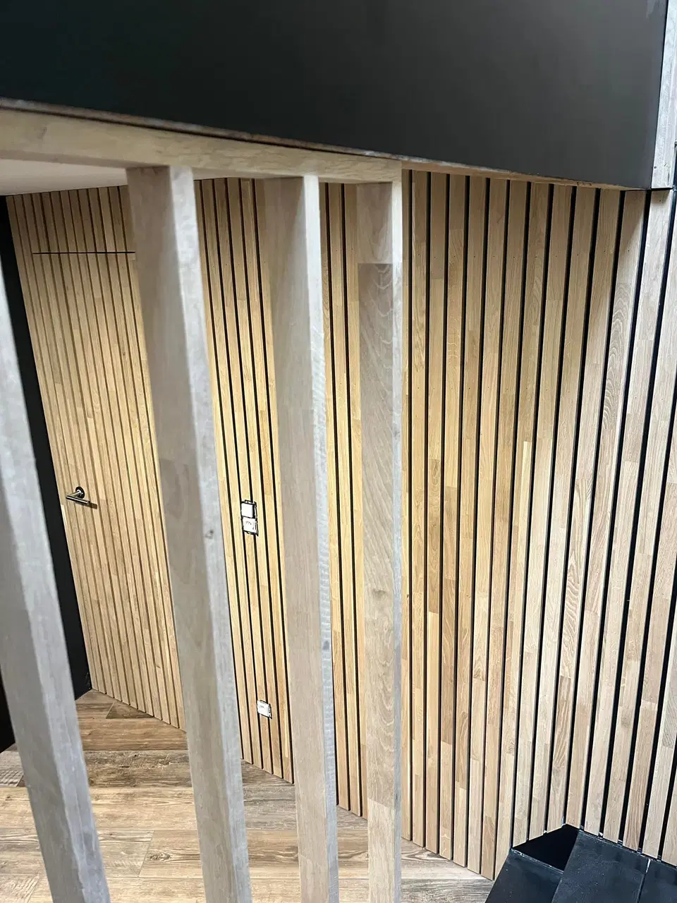 Claustra en éventail autour d’un escalier — vers la fin du chantier