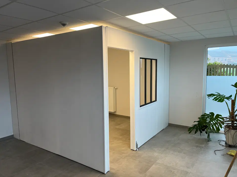 Cloisons amovibles pour un cabinet de kinésithérapie — pendant les travaux