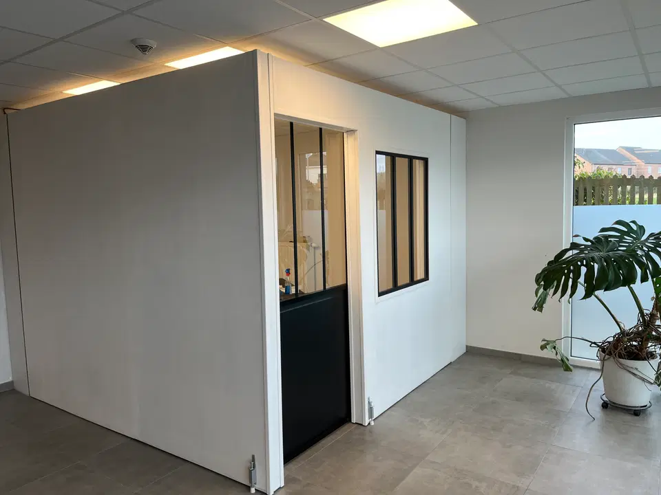 Cloisons amovibles pour un cabinet de kinésithérapie — pendant les travaux