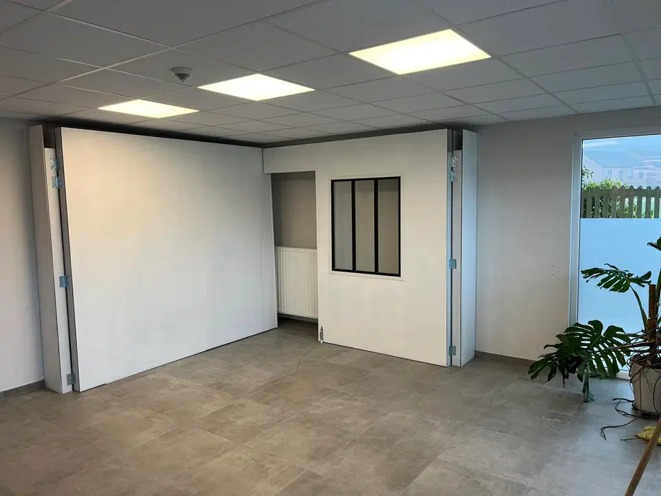 Cloisons amovibles pour un cabinet de kinésithérapie — en fin de chantier