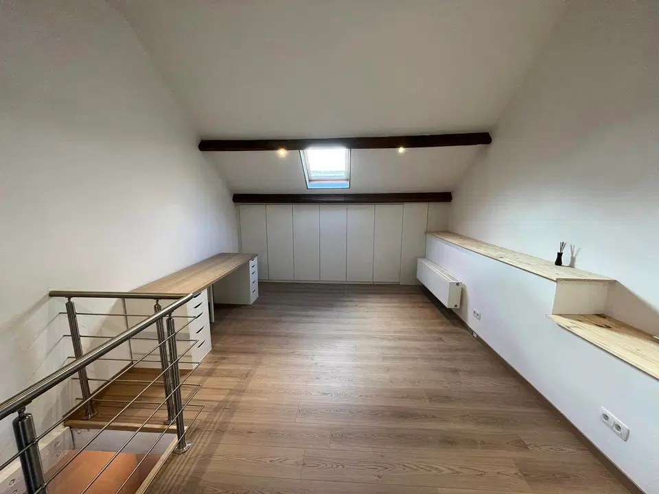 Des combles aménagés : plancher, parois et rangements