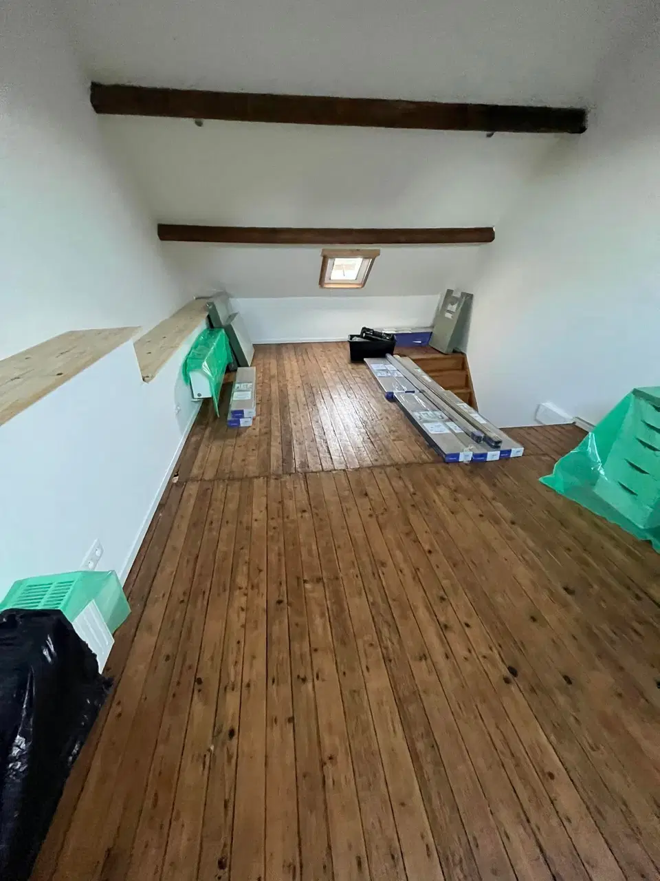 Des combles aménagés : plancher, parois et rangements — au début du chantier
