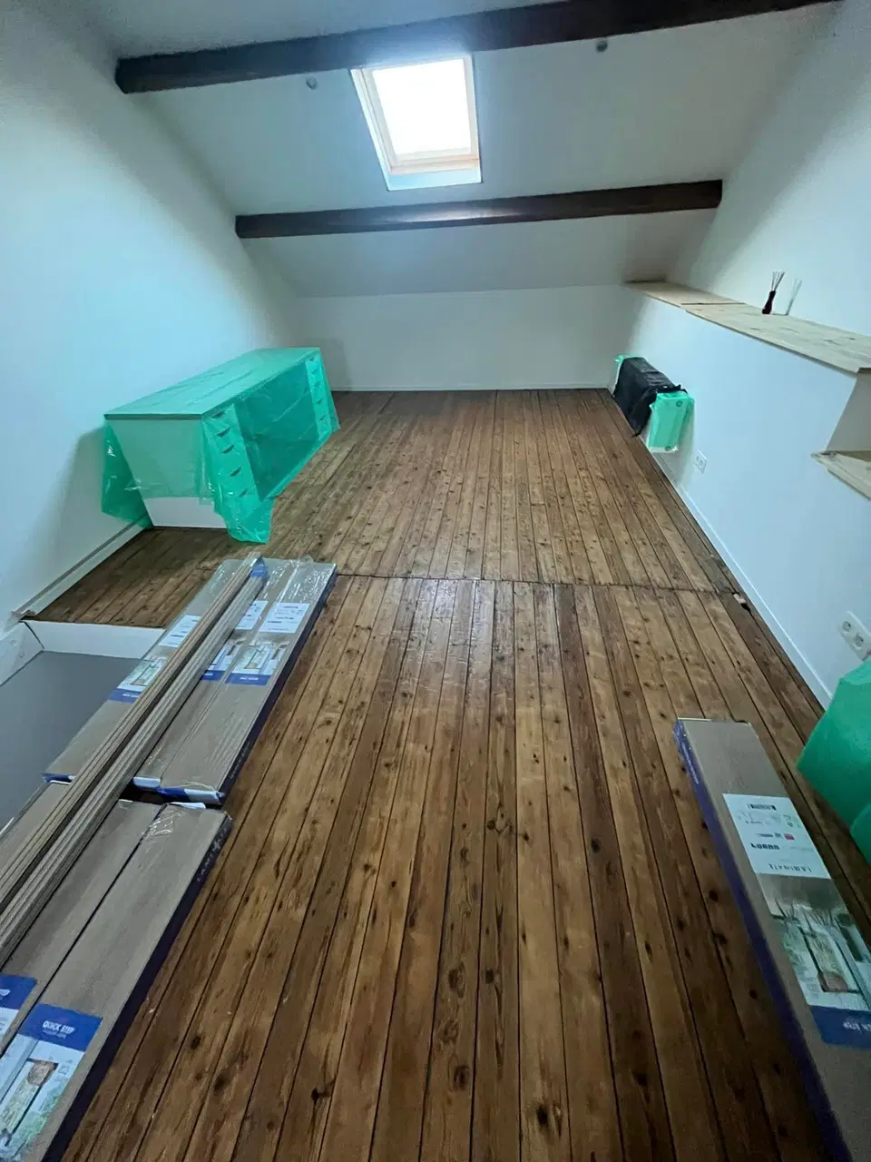 Des combles aménagés : plancher, parois et rangements — au début du chantier