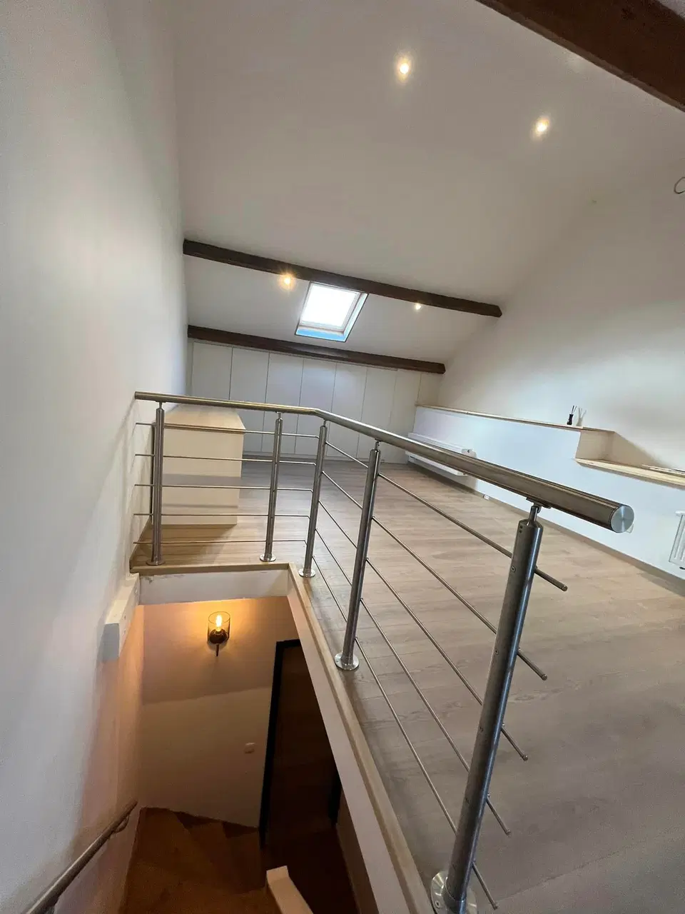 Des combles aménagés : plancher, parois et rangements — pendant les travaux