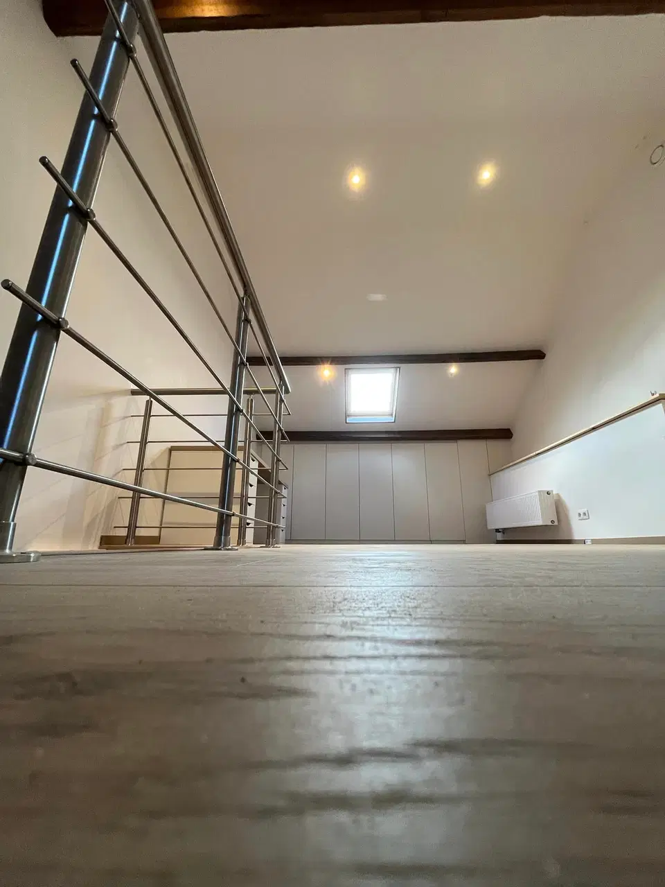 Des combles aménagés : plancher, parois et rangements — pendant les travaux
