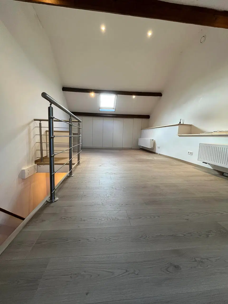 Des combles aménagés : plancher, parois et rangements — pendant les travaux