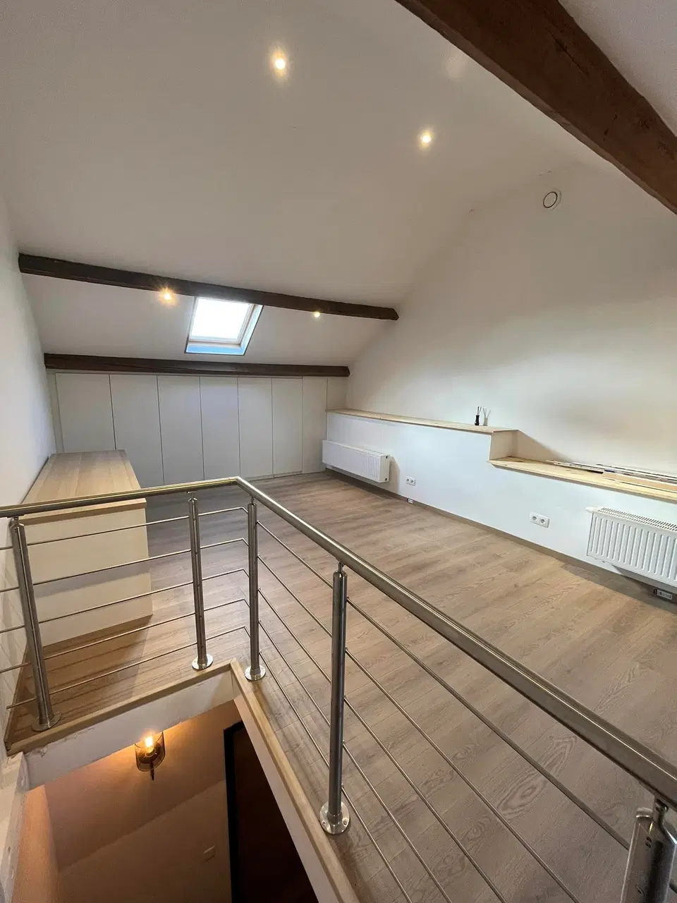 Des combles aménagés : plancher, parois et rangements — vers la fin du chantier