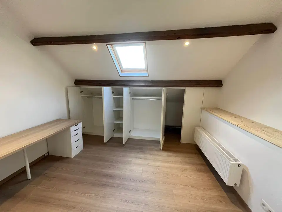 Des combles aménagés : plancher, parois et rangements — vers la fin du chantier
