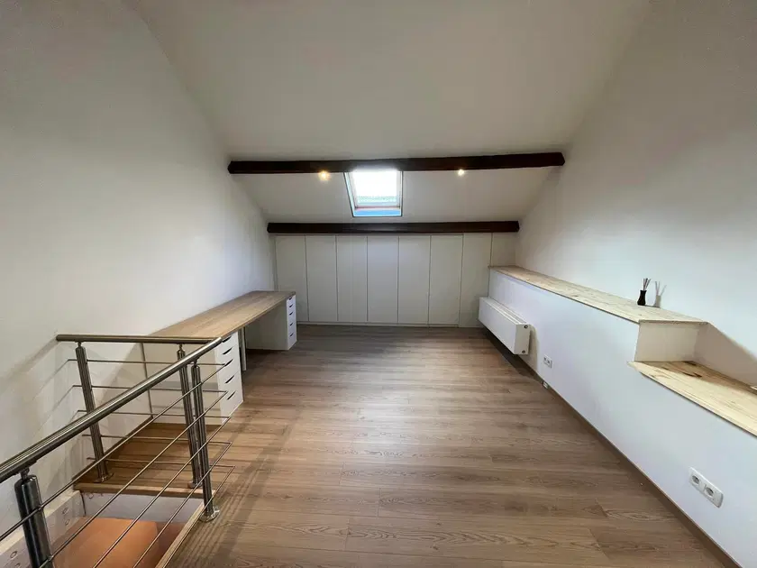 Des combles aménagés : plancher, parois et rangements