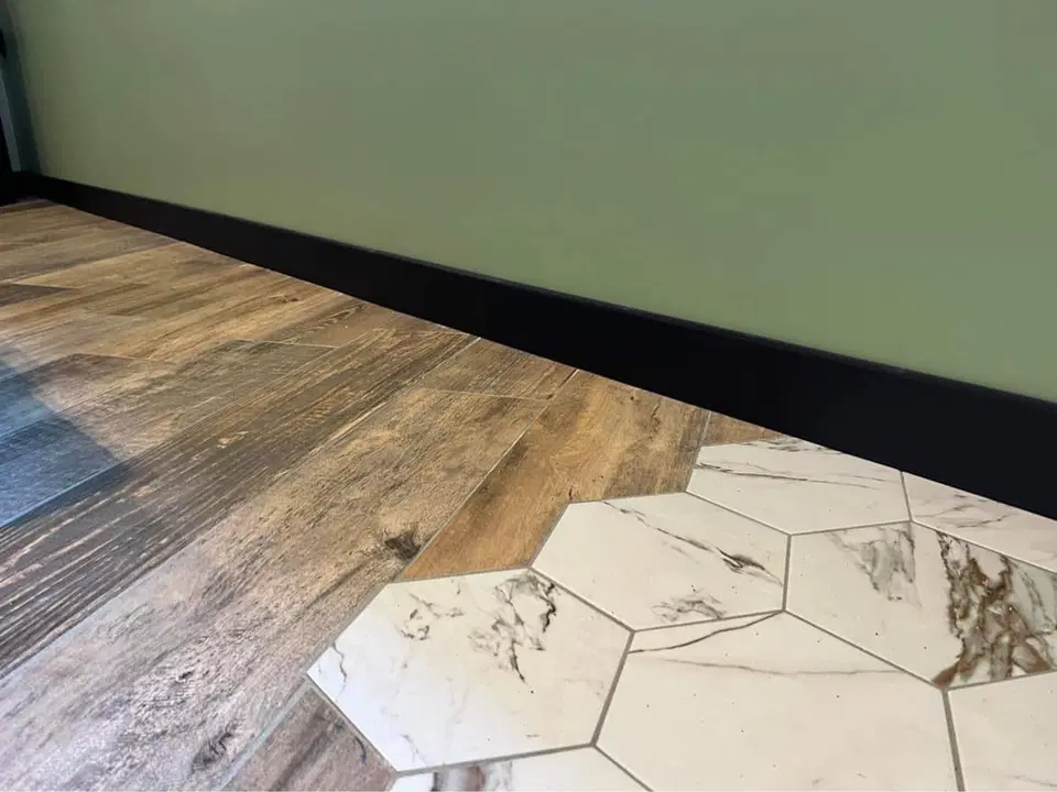 Une cuisine et sa transition carrelage-parquet — en fin de chantier