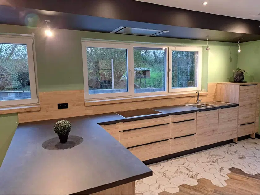 Une cuisine et sa transition carrelage-parquet