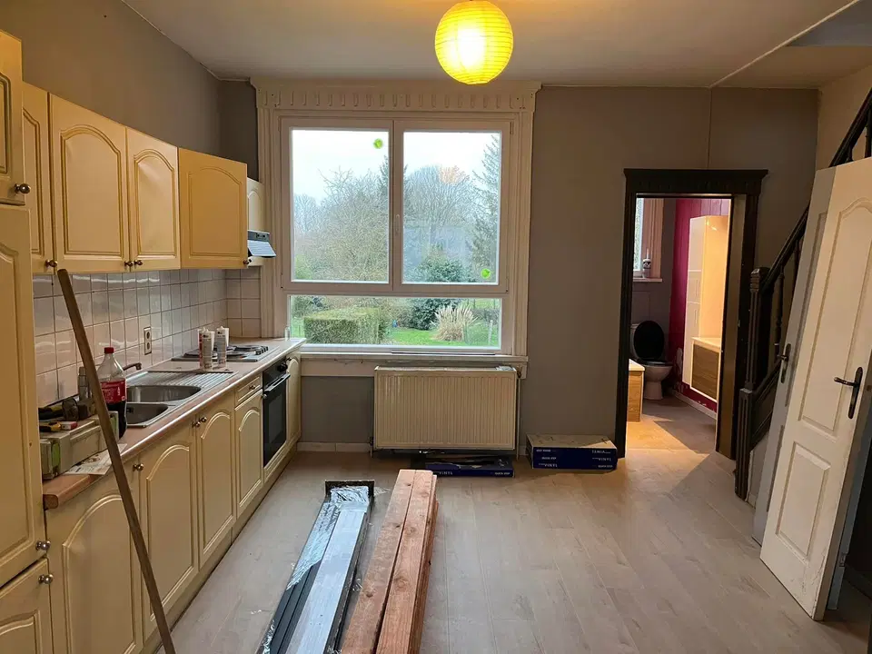 Une cuisine noire et son habillage de tasseaux — pendant les travaux