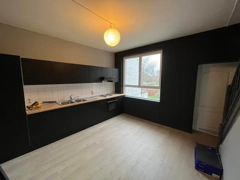 Une cuisine noire et son habillage de tasseaux — pendant les travaux