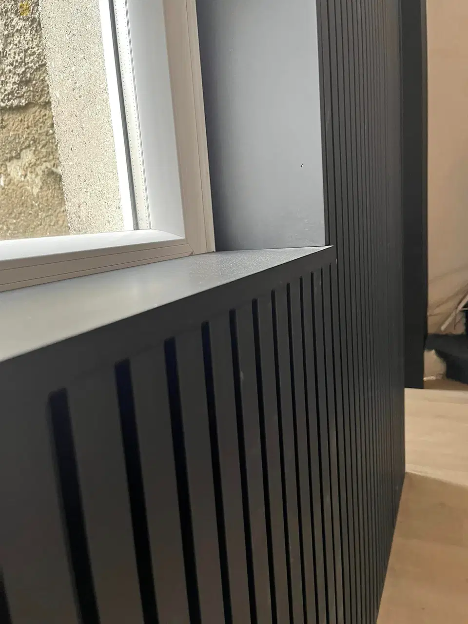 Une cuisine noire et son habillage de tasseaux — en fin de chantier