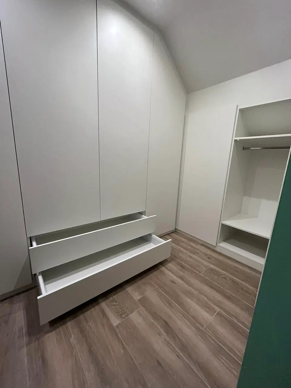 Un dressing blanc d'angle, toute hauteur — pendant les travaux