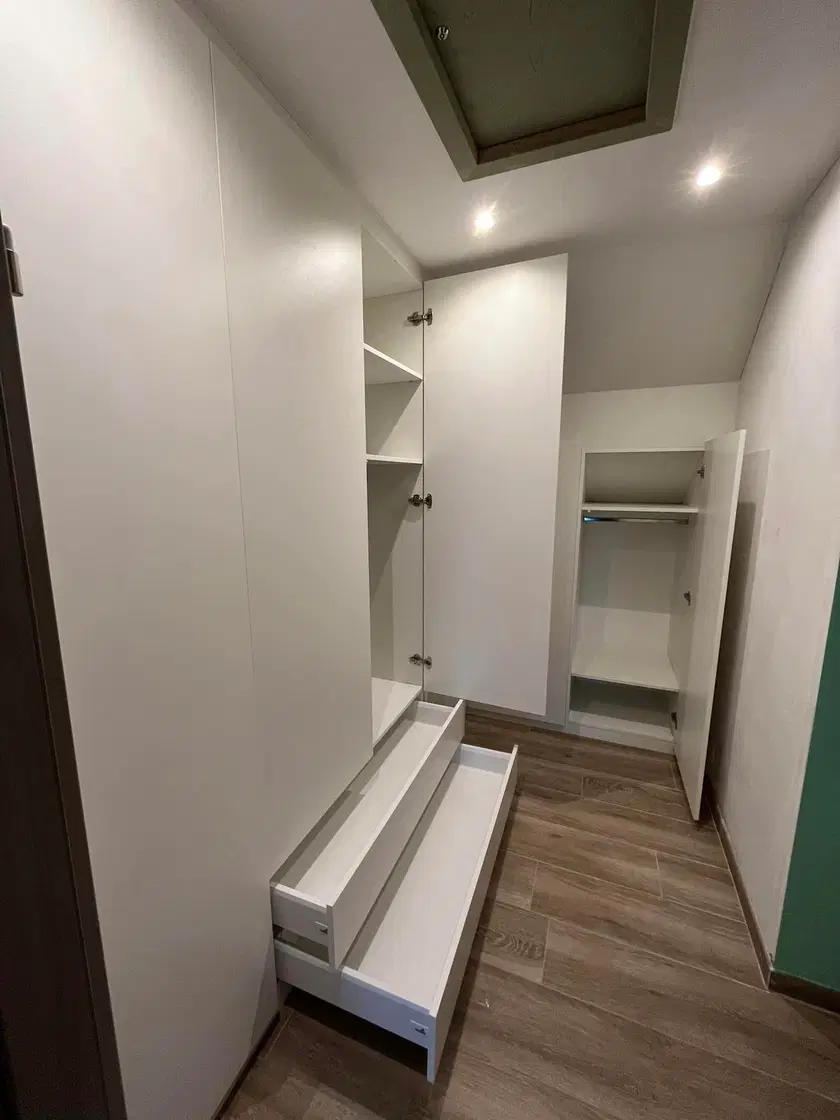 Un dressing blanc d'angle, toute hauteur