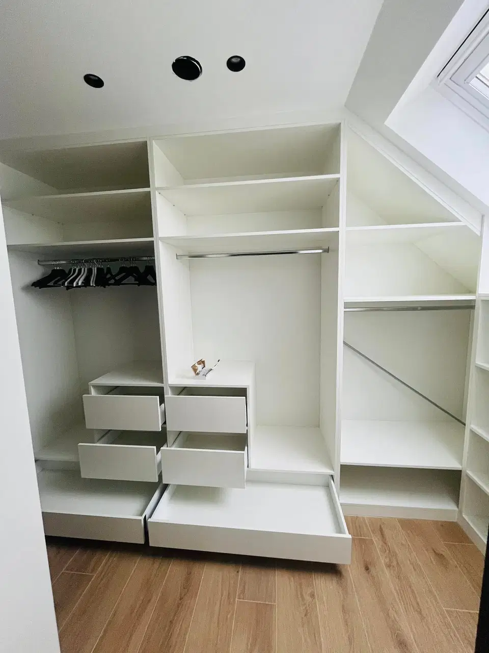 Un dressing blanc sous rampants — pendant les travaux