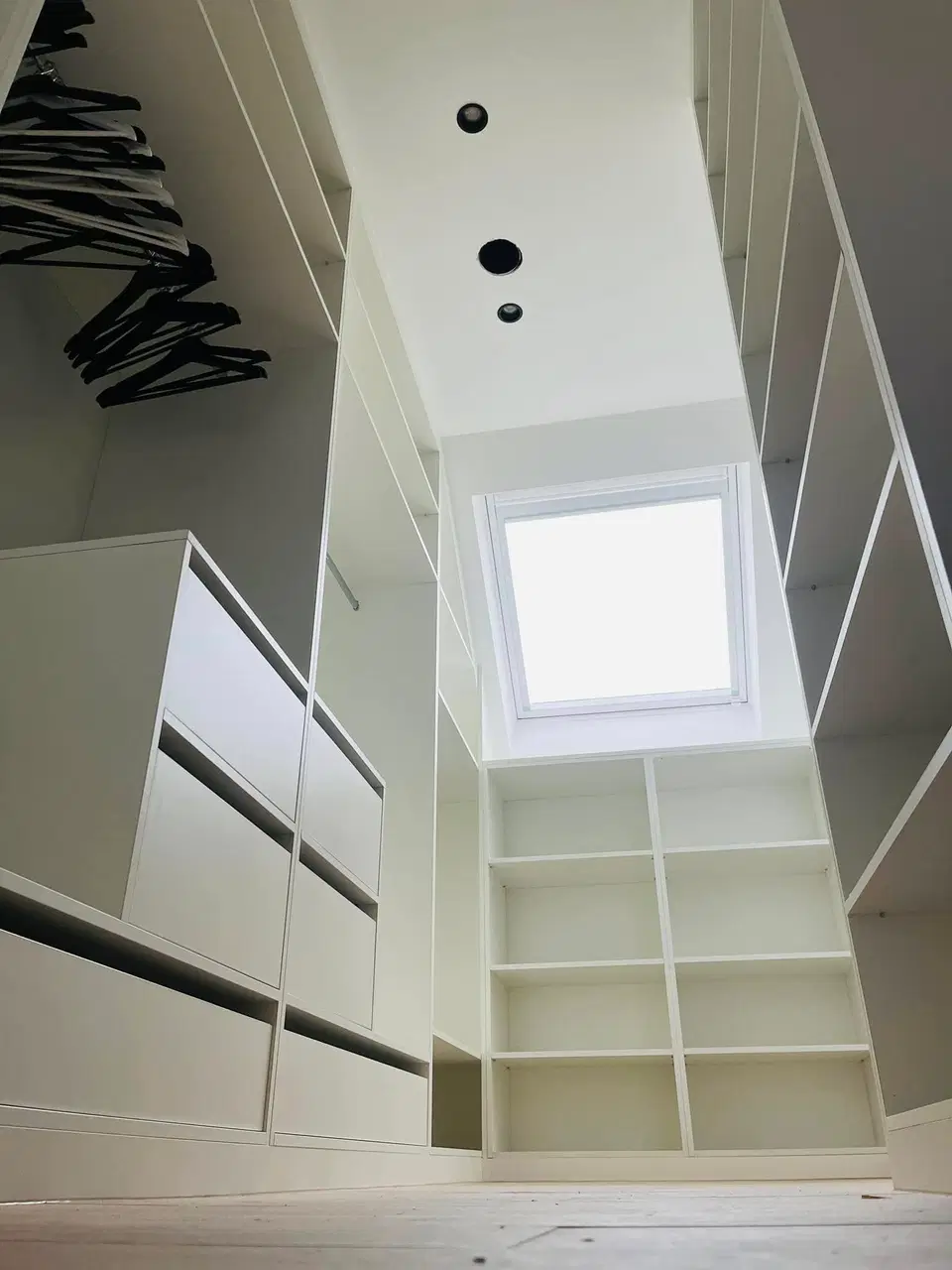 Un dressing blanc sous rampants — vers la fin du chantier