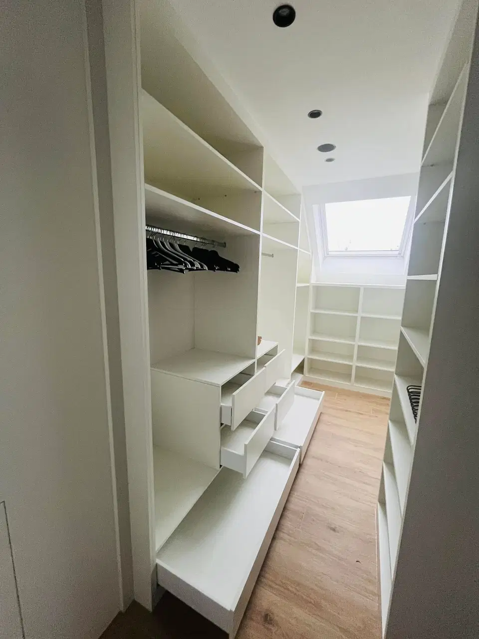 Un dressing blanc sous rampants — en fin de chantier