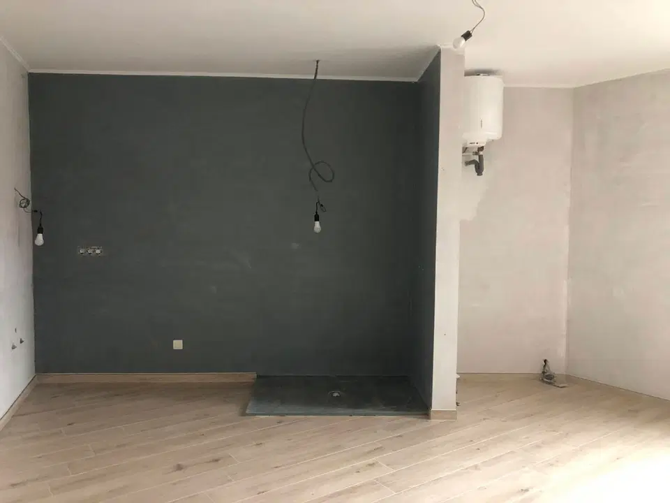 Dressing cache-boiler, meuble évier et claustra en hévéa — au début du chantier