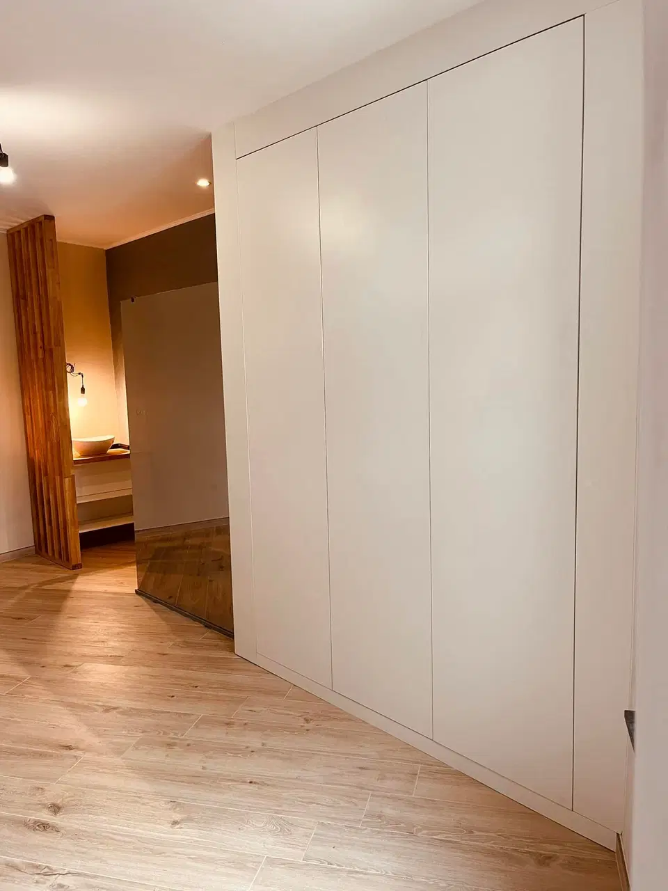 Dressing cache-boiler, meuble évier et claustra en hévéa — pendant les travaux