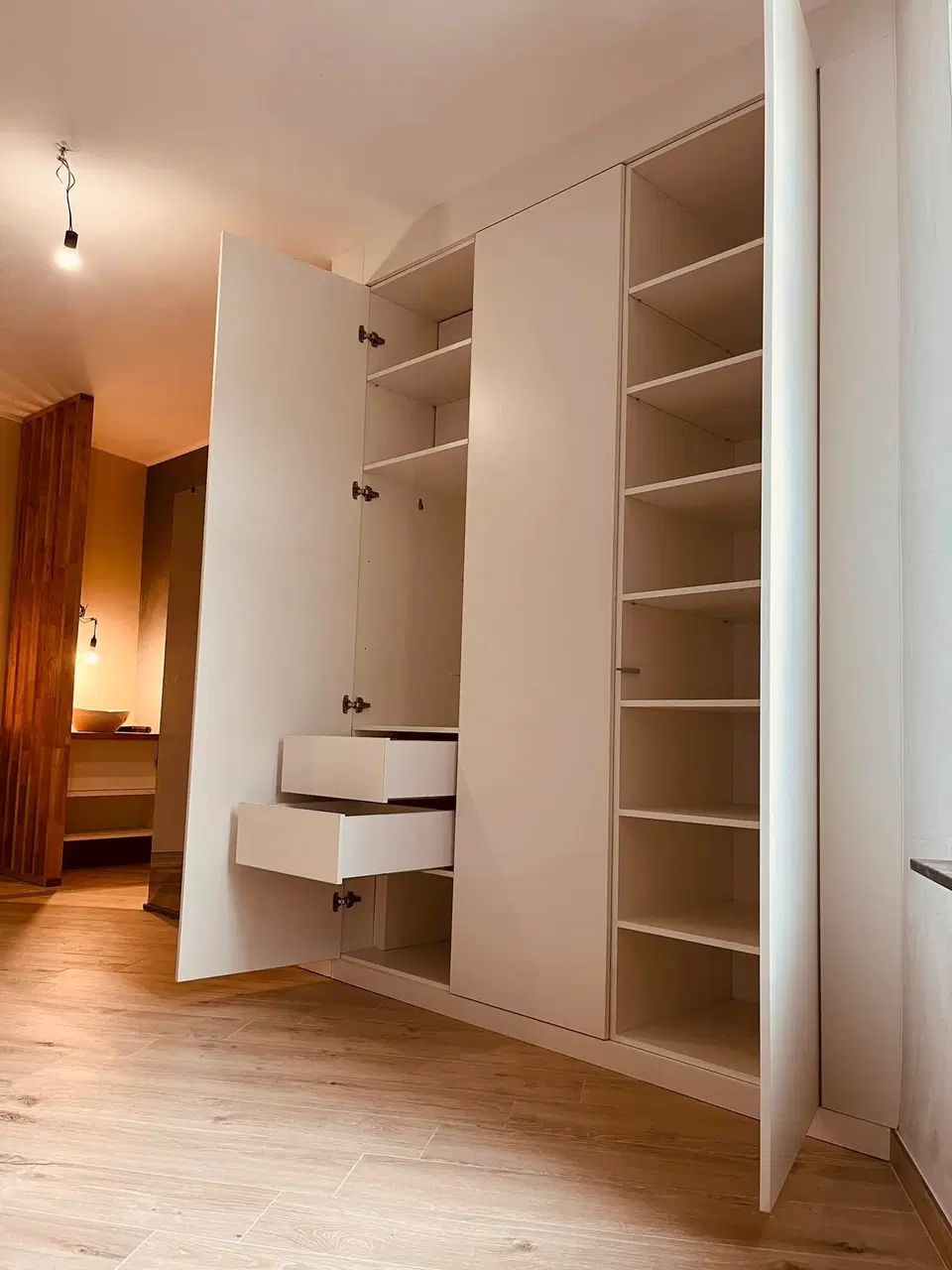 Dressing cache-boiler, meuble évier et claustra en hévéa — pendant les travaux