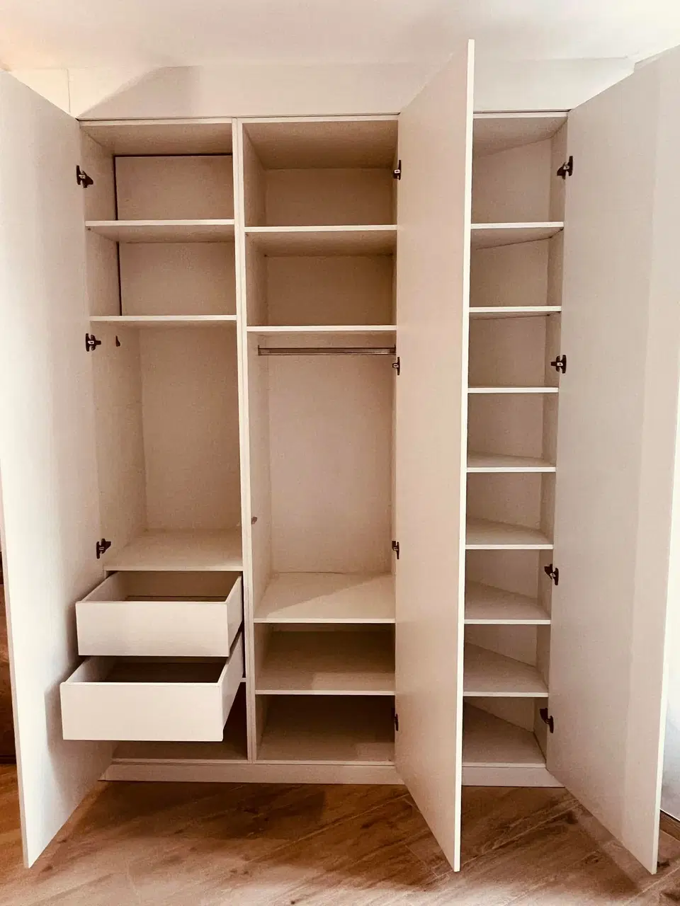 Dressing cache-boiler, meuble évier et claustra en hévéa — vers la fin du chantier