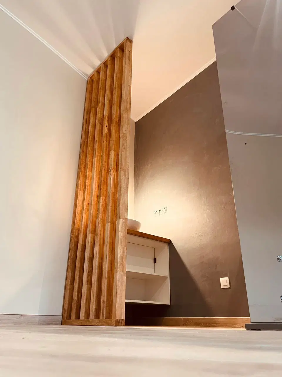Dressing cache-boiler, meuble évier et claustra en hévéa — en fin de chantier