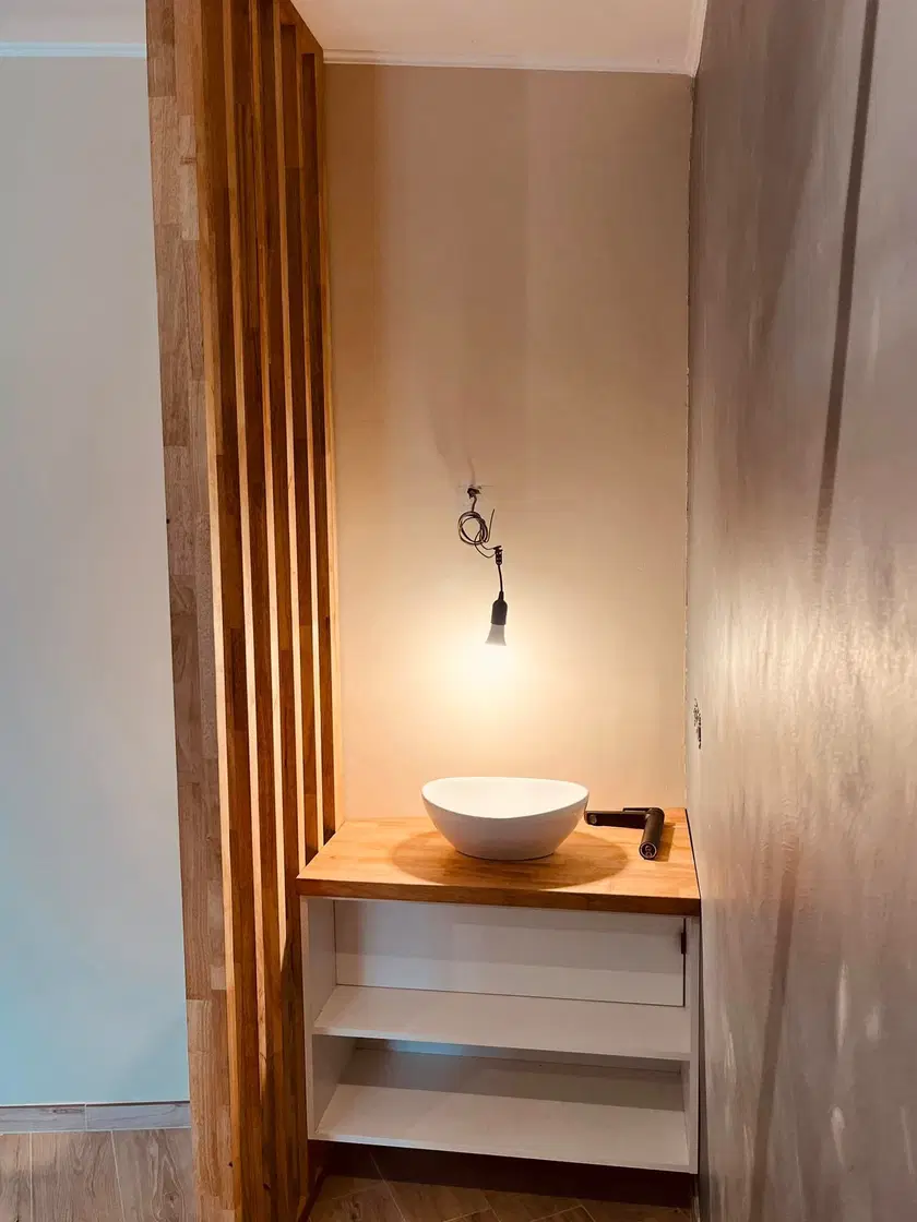 Dressing cache-boiler, meuble évier et claustra en hévéa