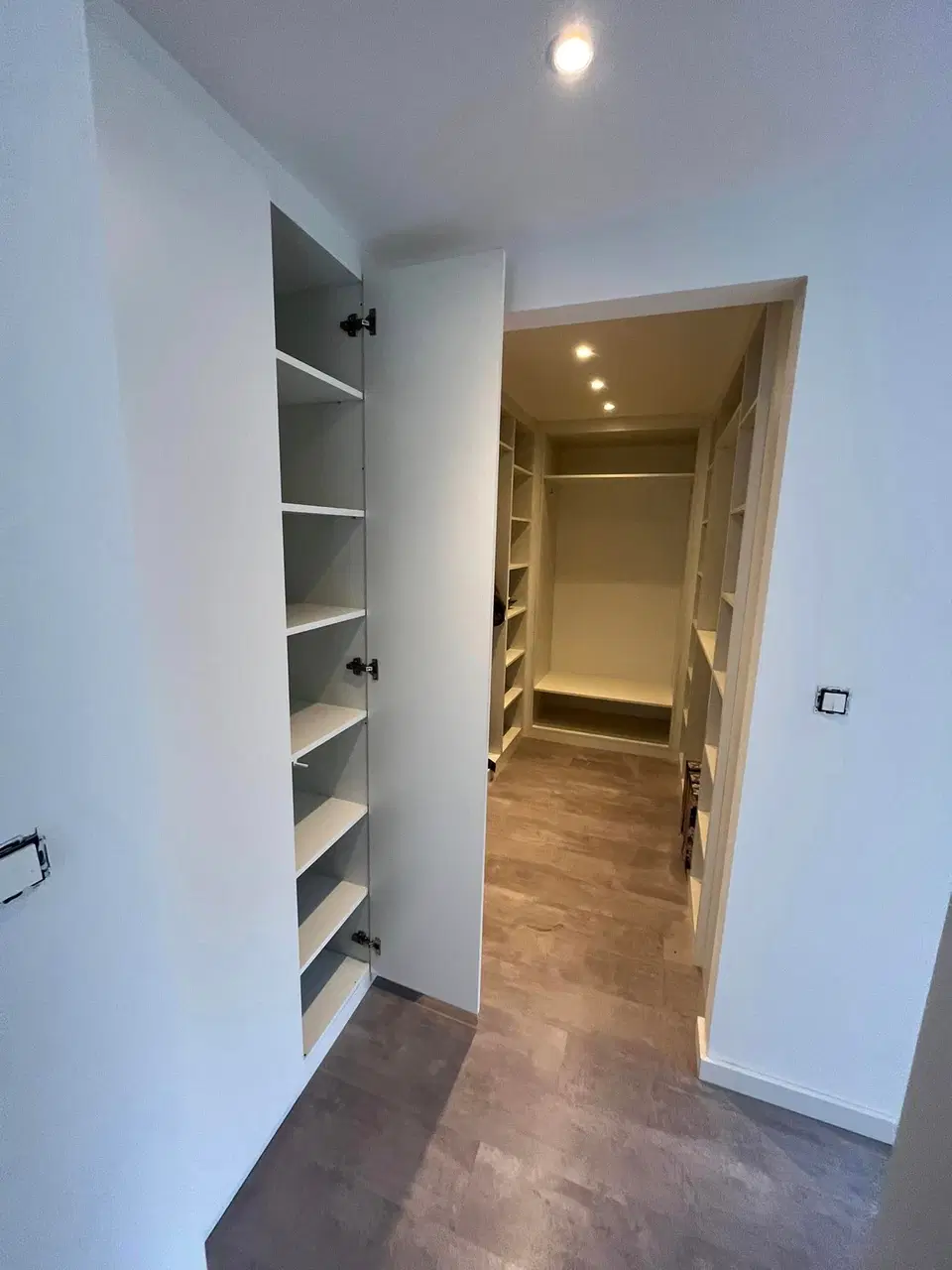 Un dressing en couloir, du sol au plafond