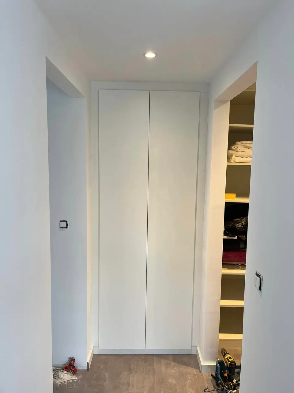 Un dressing en couloir, du sol au plafond — au début du chantier