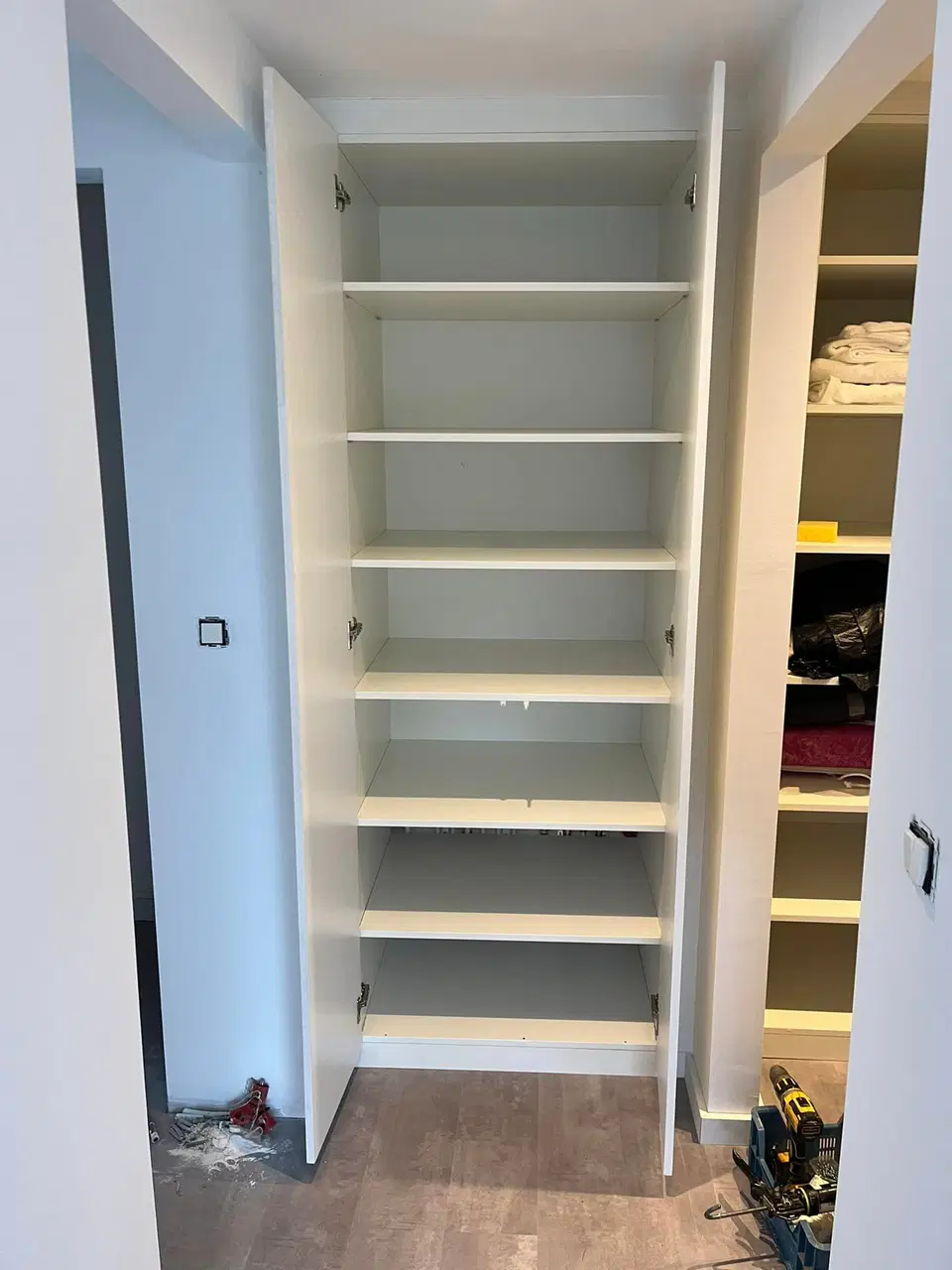 Un dressing en couloir, du sol au plafond — pendant les travaux