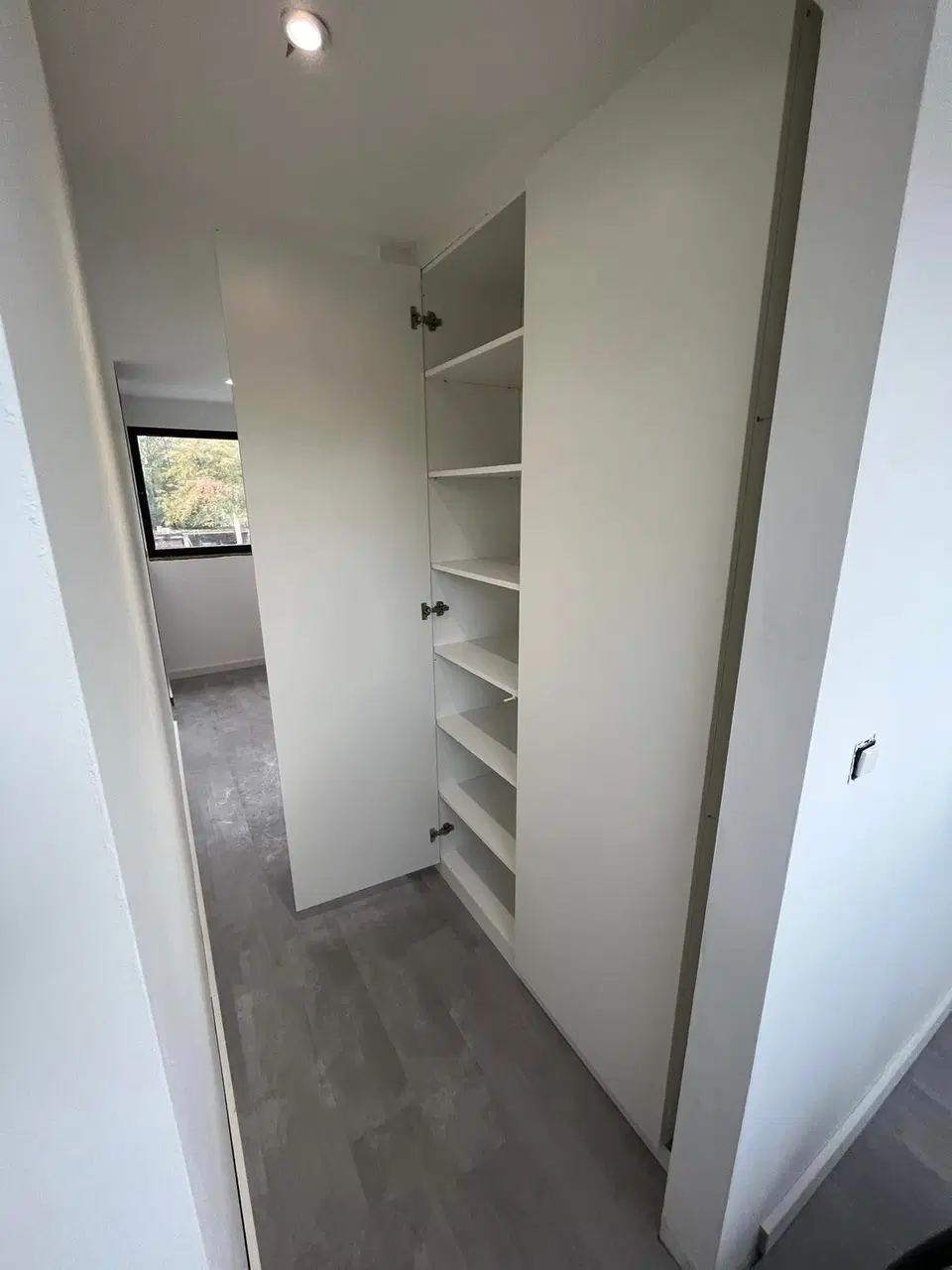 Un dressing en couloir, du sol au plafond — pendant les travaux