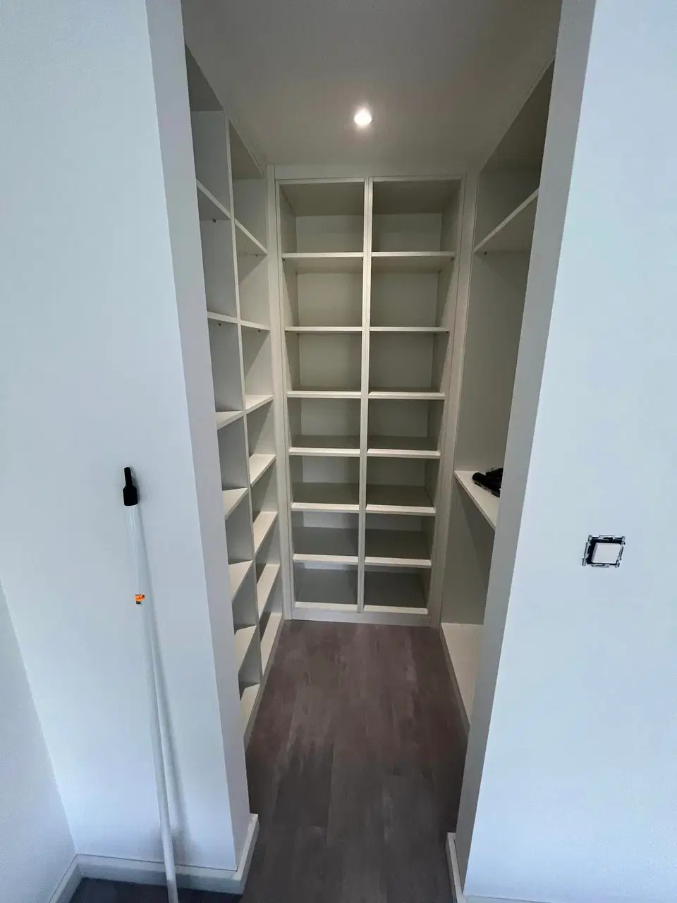 Un dressing en couloir, du sol au plafond — pendant les travaux