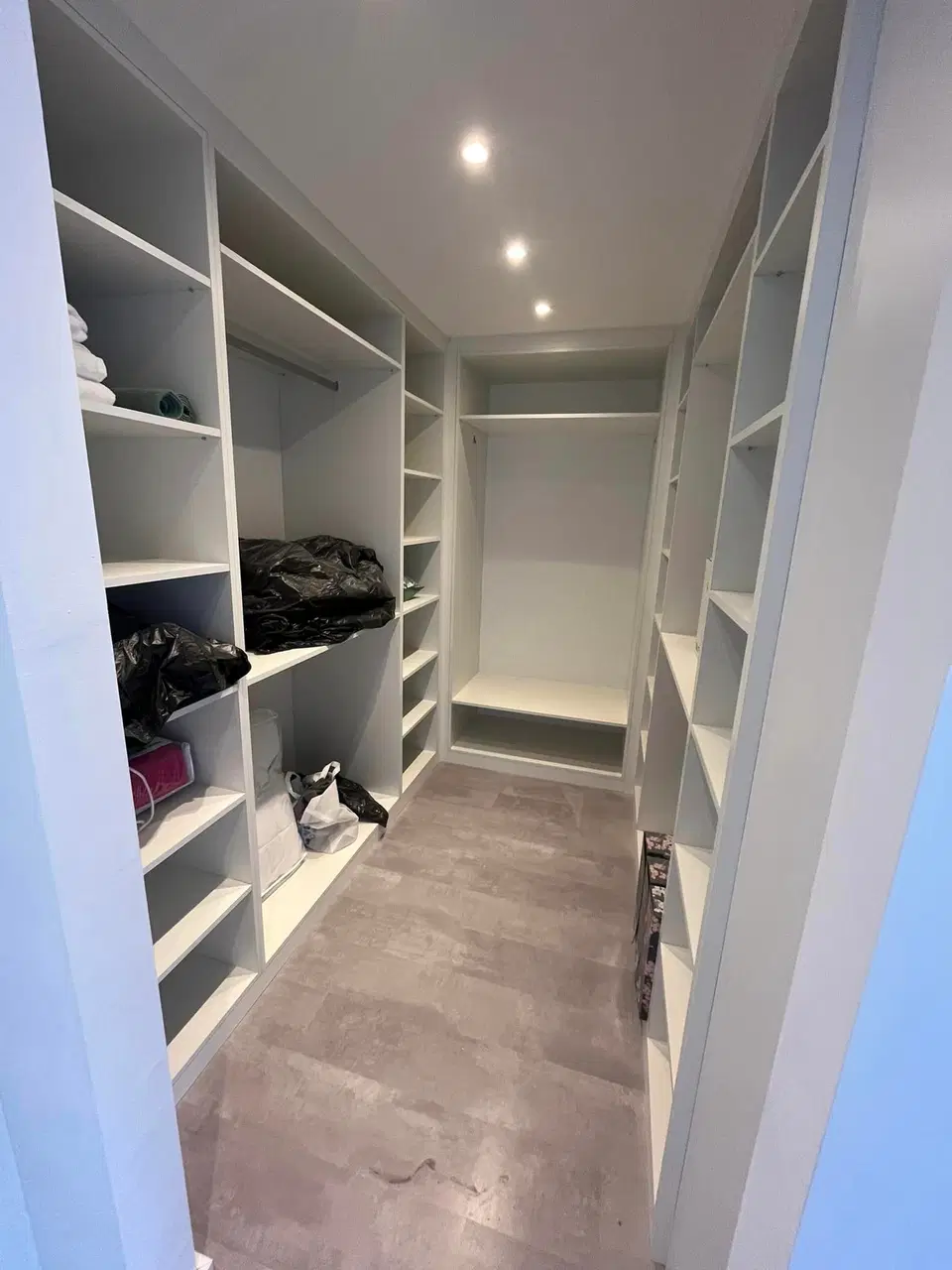 Un dressing en couloir, du sol au plafond — vers la fin du chantier