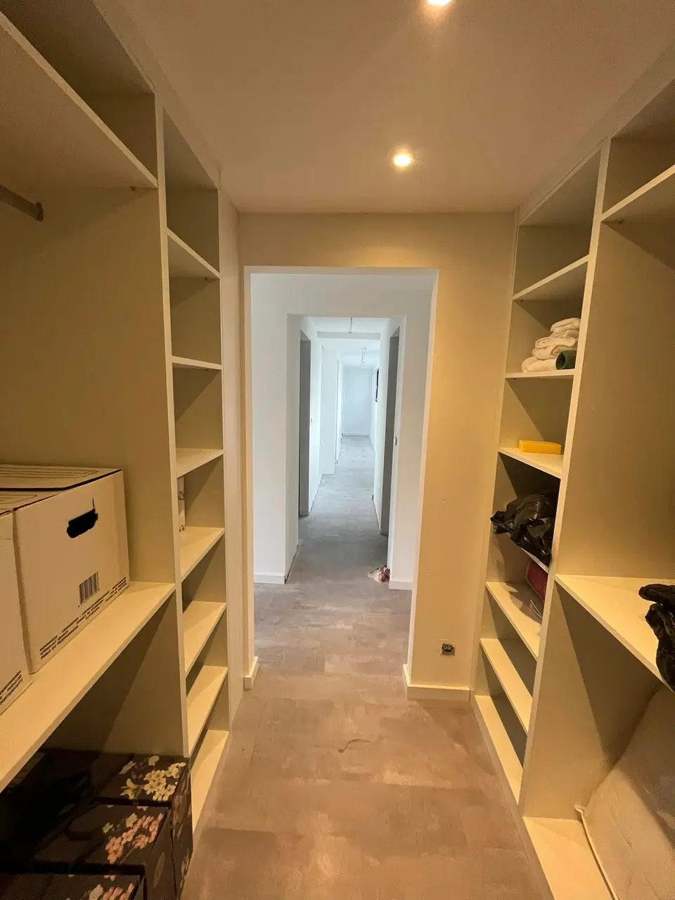 Un dressing en couloir, du sol au plafond — en fin de chantier